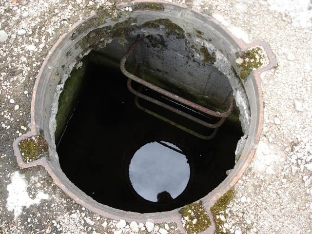 В Мелитополе мужчину нашли закрытым в канализационном люке