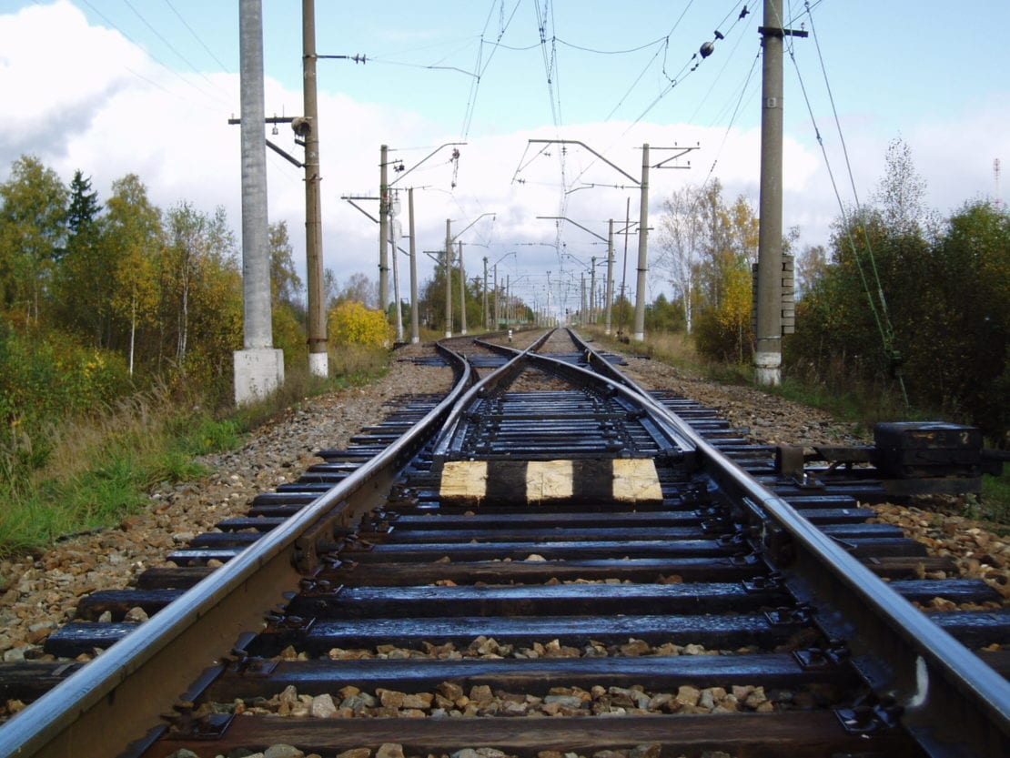 Ужасное ДТП на железной дороге: поезд на полной скорости снес автомобиль