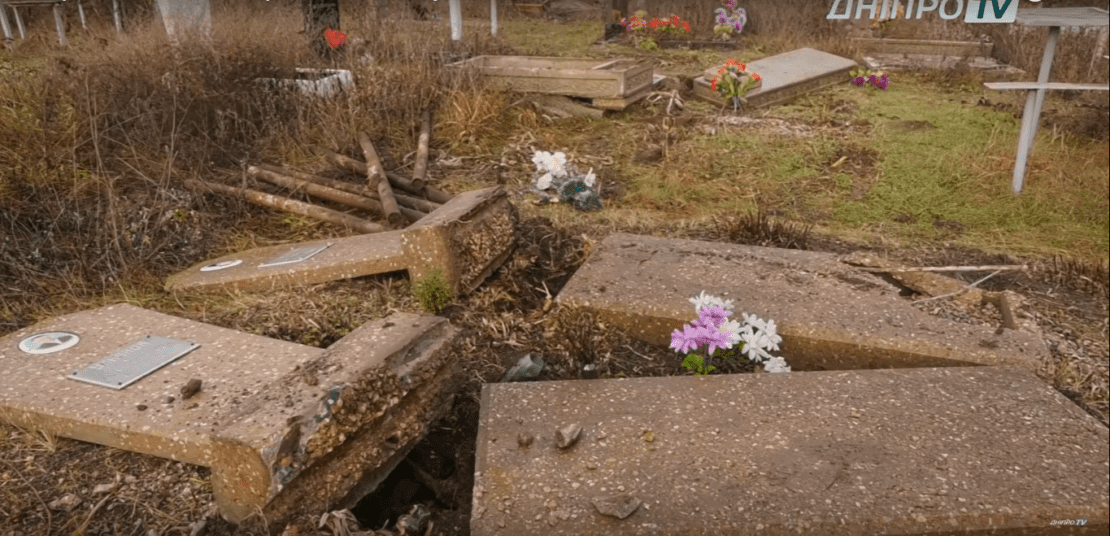 Ничего святого: в Днепре вандалы изуродовали более трех десятков могил