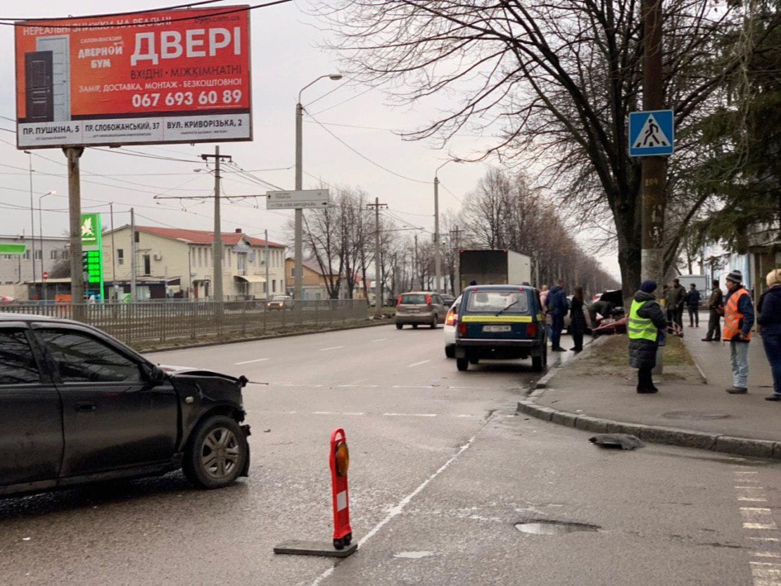 В Днепре жуткое ДТП на Рабочей: автомобиль влетел в дерево (Фото)