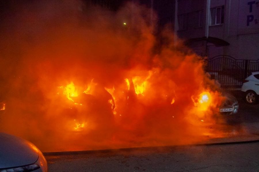 Происшествие Днепр: ночью на стоянке сгорели 3 машины