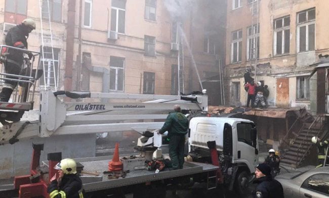 Пожар в Одессе: появилось видео, как люди прыгают с окон на спасателей