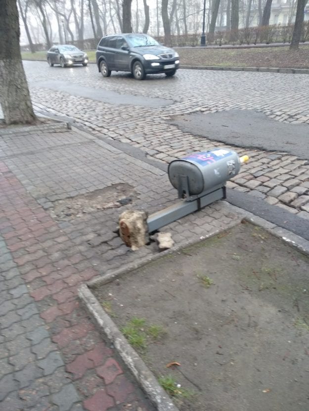 В Днепре вандалы выломали урны на Яворницкого. Новости Днепра