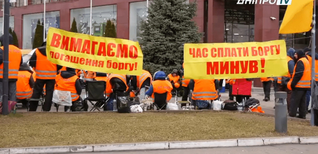 В Днепре митингующие под Приватбанком захватывают новые территории