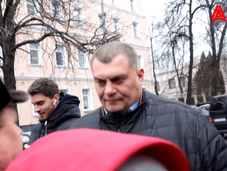 "Слуга народа" Юзик сбежал от митингующих под крики "Ганьба" (Видео)