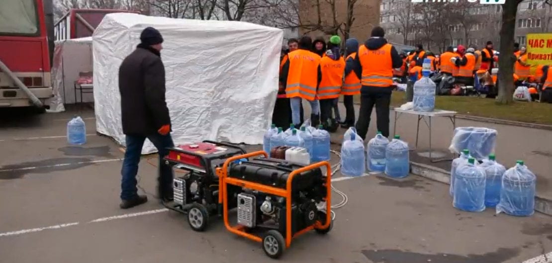 В Днепре митингующие под Приватбанком захватывают новые территории 