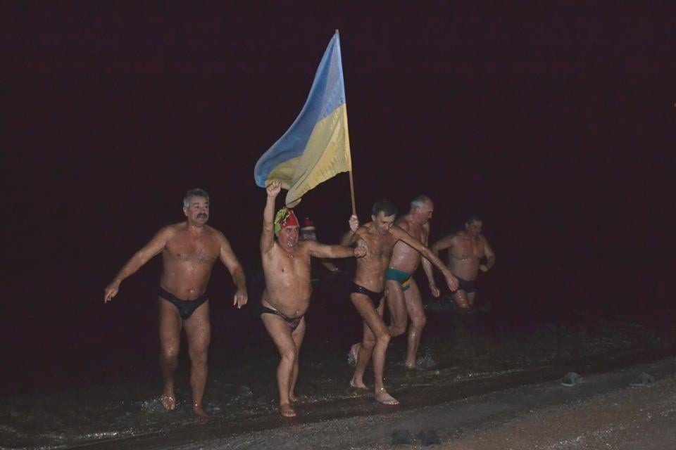 На Азовском море Новый год встретили полуночными купаниями