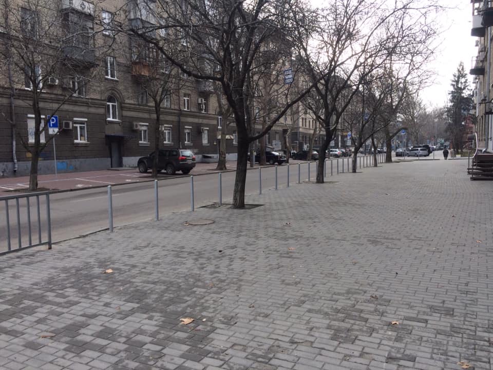  В центре Днепра автомобилям закрыли доступ на тротуары