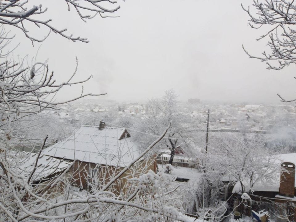Навалило кучу снега: в Запорожье настоящая зима (Фото)