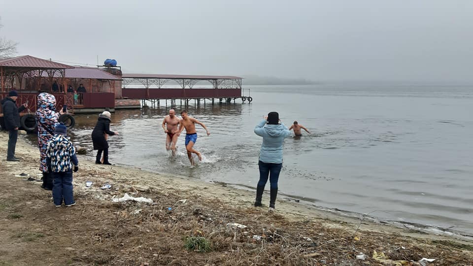 В Днепре горожане массово окунаются на Крещение