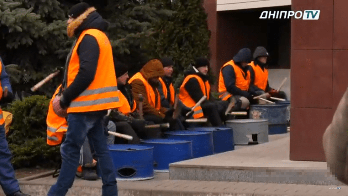 Ситуация под офисами «ПриватБанка» в Днепре сильно обострилась. Новости Днепра