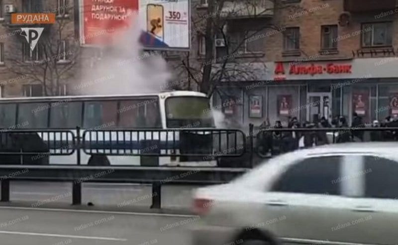 В Киеве на ходу загорелся автобус из Кривого Рога (Фото)