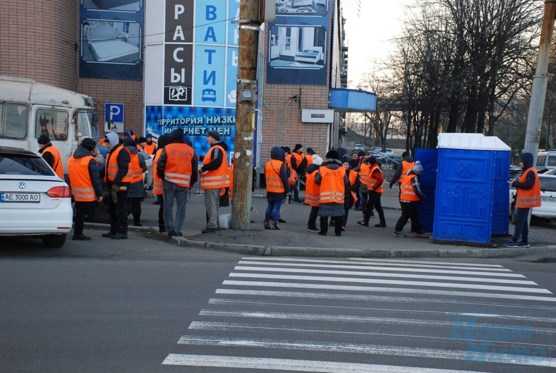 В Днепре «оранжевые жилеты»бунтуют возле Приватбанка. Новости Днепра