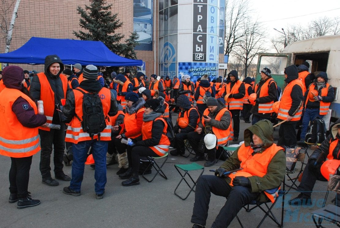 В Днепре «оранжевые жилеты»бунтуют возле Приватбанка. Новости Днепра