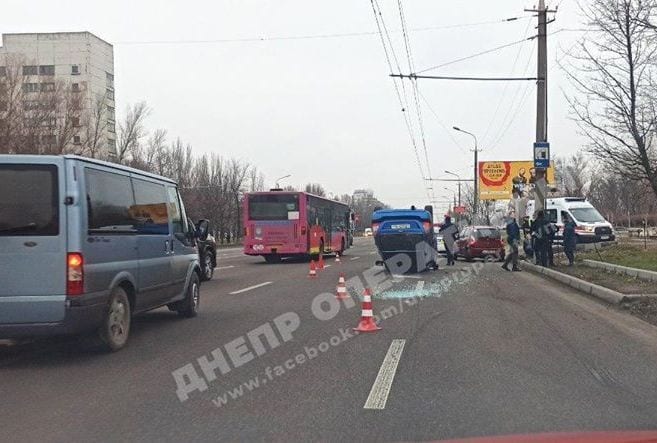 ДТП Днепр: от удара автомобиль перевернулся на крышу (Фото)