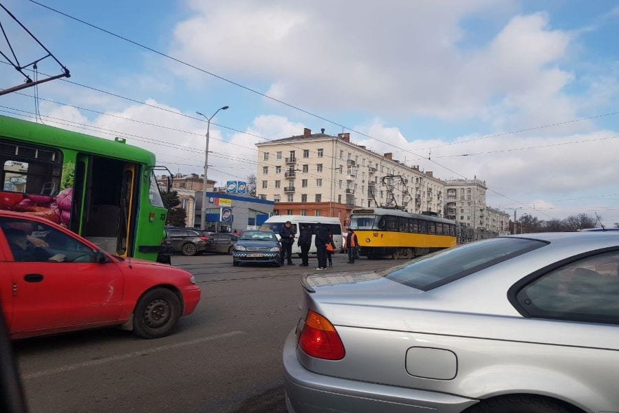 ДТП Днепр: возле "Озерки" произошло ДТП на трамвайных рельсах