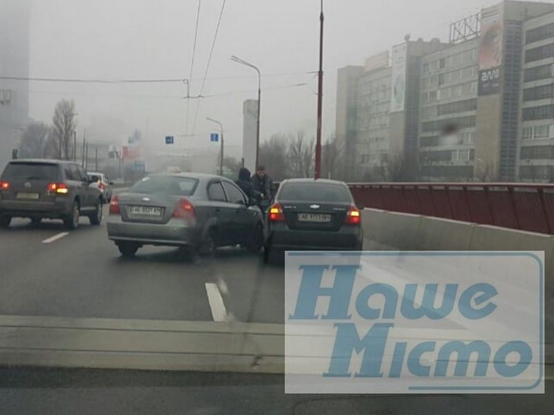 ДТП на Новом мосту в Днепре: пробка на километры