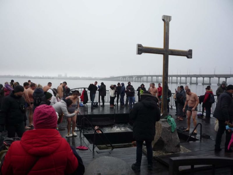 В Днепре горожане массово окунаются на Крещение