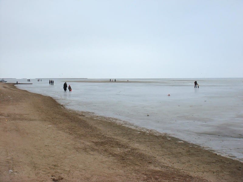 На Азовском море произошло настоящее чудо: прохожий спас из ледяной воды утопающего