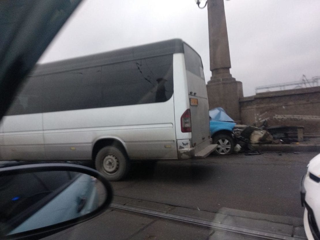 ДТП Днепр: на Старом мосту столкнулись лекговушка и маршрутка