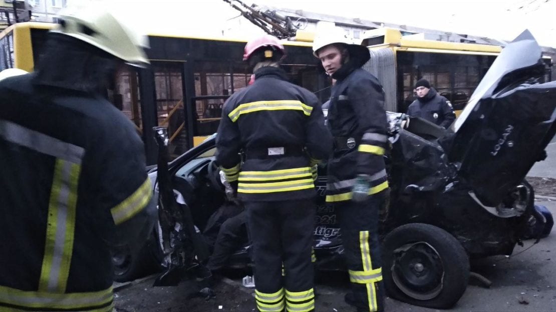 В Киеве автомобиль влетел в людей на остановке: есть жертвы (Фото)