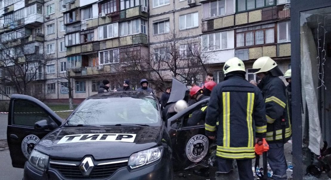 В Киеве автомобиль влетел в людей на остановке: есть жертвы (Фото)