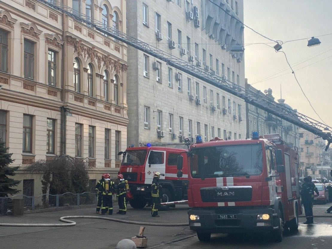 В Киеве загорелось Министерство культуры: эвакуировано более 200 человек