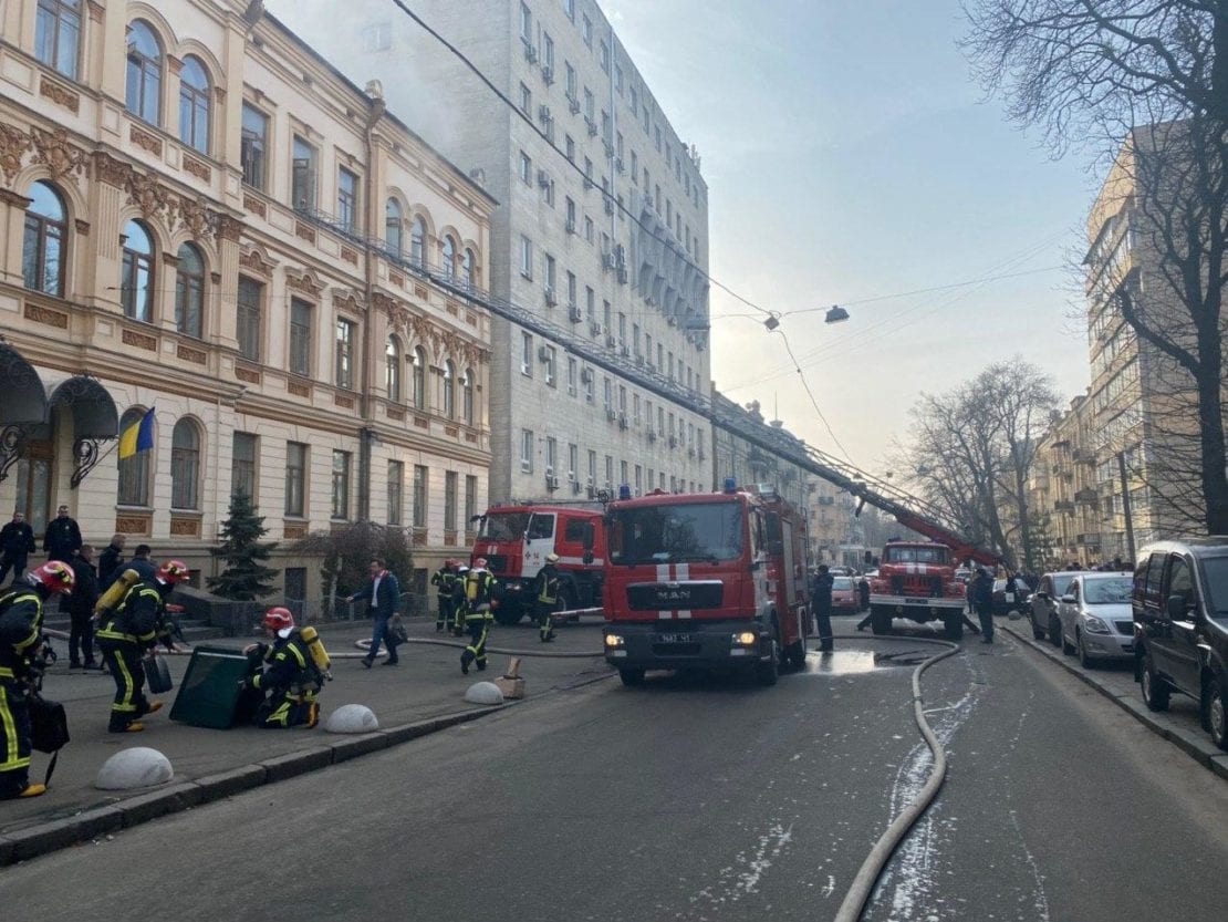 В Киеве загорелось Министерство культуры: эвакуировано более 200 человек 