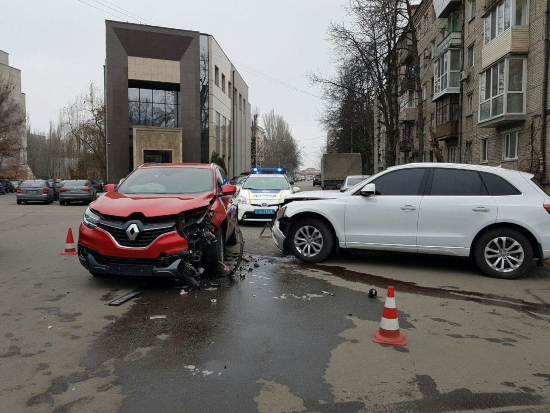 ДТП Днепр: дорогу не поделили два дорогих внедорожника 