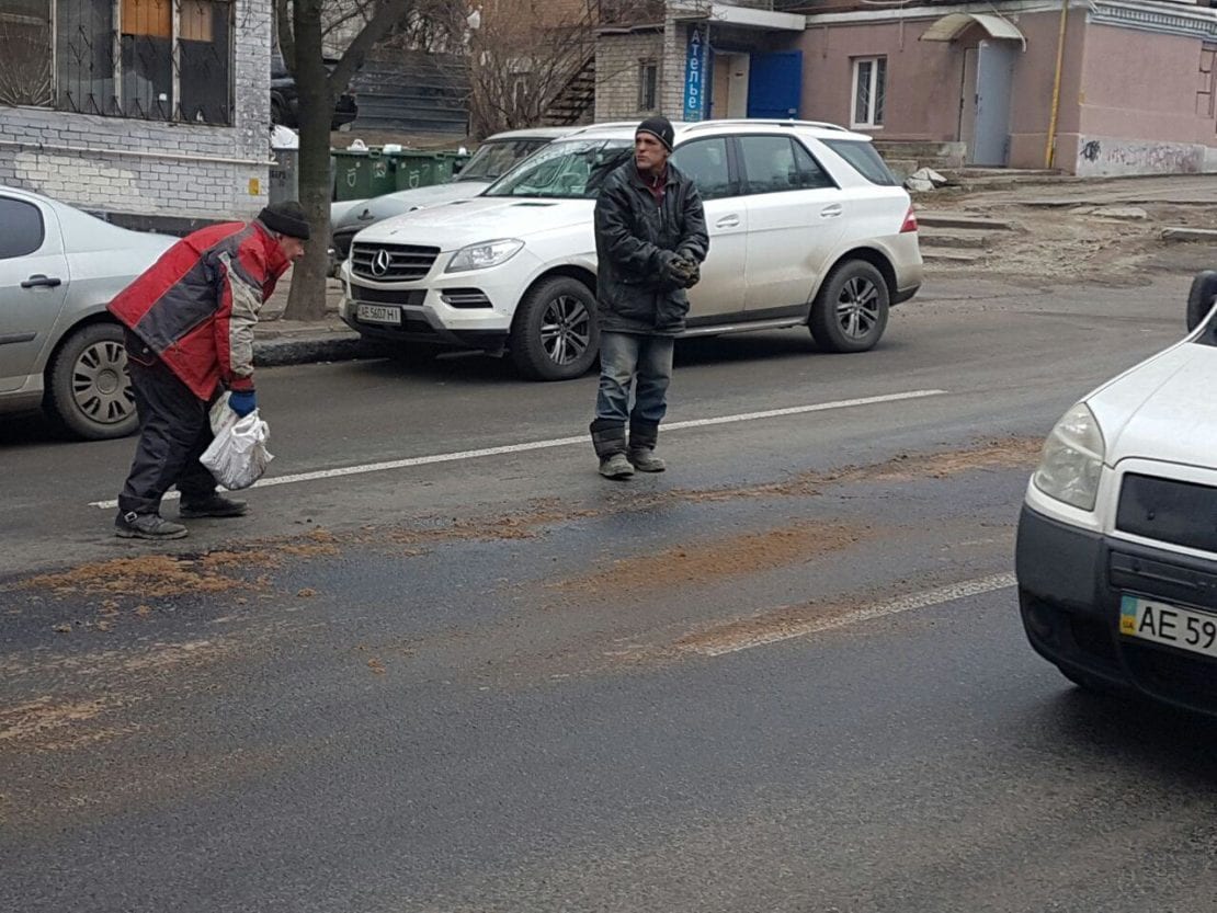 Внизу пр. Поля сейчас очень скользко и опасно. Новости Днепра