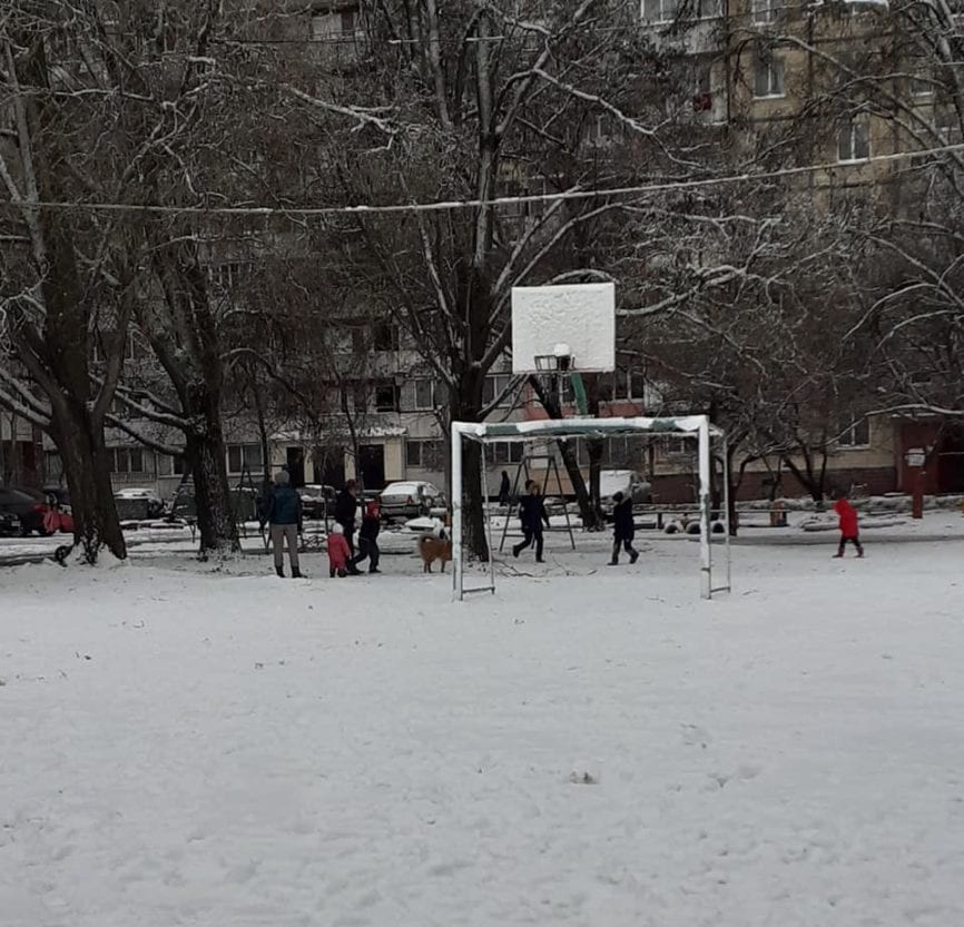 Днепр дождался снега: на санки сели даже бабушки (Фото)