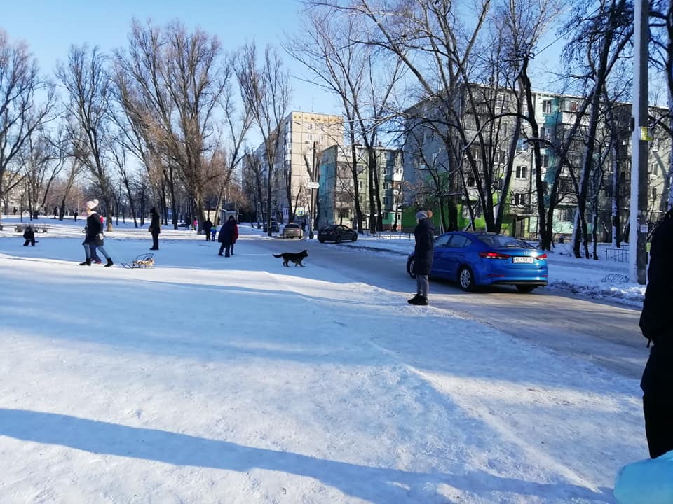 Возле ДК Металлургов дети едут прямо под колеса. Новости Днепра