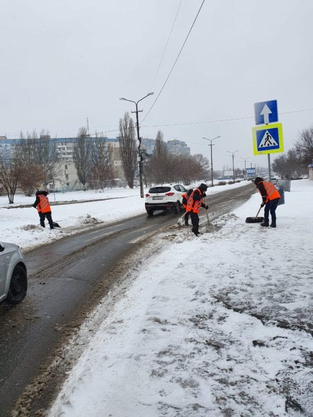 Понад 80 одиниць спецтехніки та більш ніж 800 тонн протиожеледної суміші