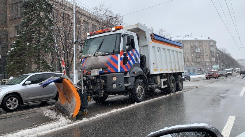 Понад 80 одиниць спецтехніки та більш ніж 800 тонн протиожеледної суміші