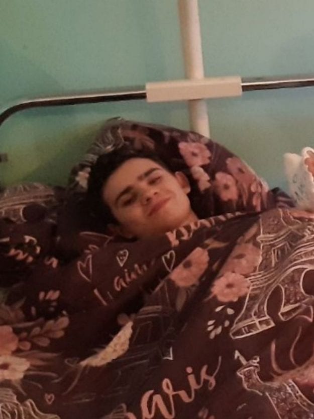 Артем Троценко, упавший с высотки, уже два месяца на больничной койк