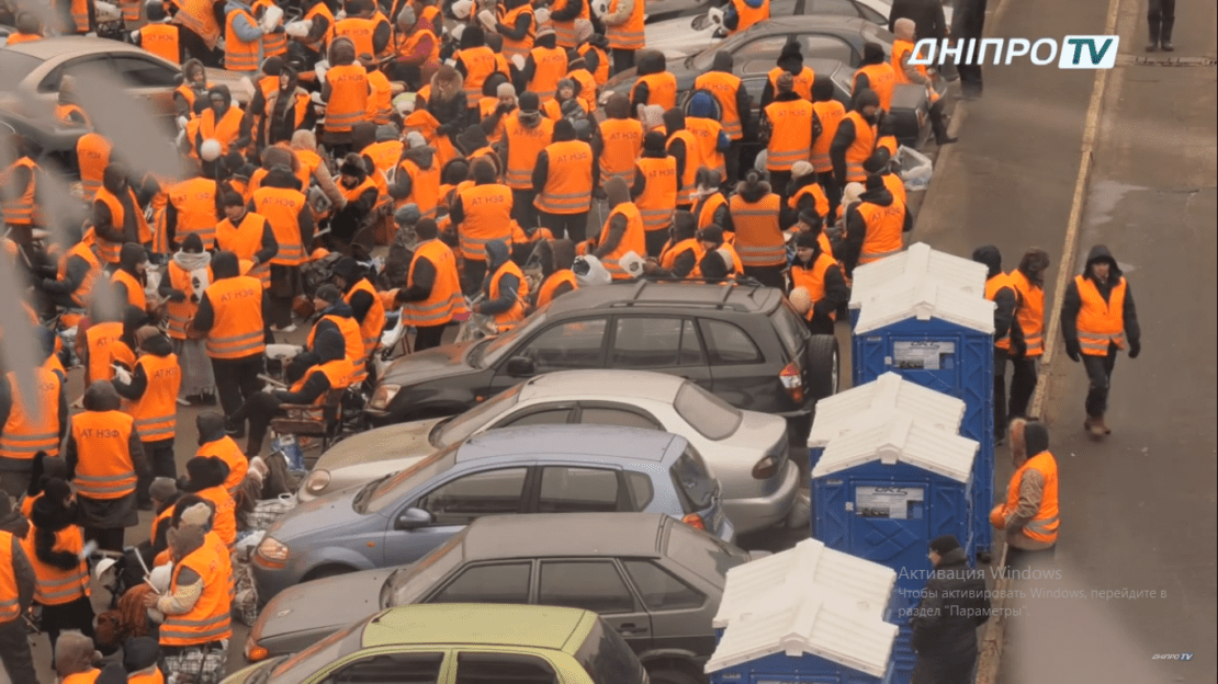 Сколько стоят митинги оранжевых жилетов под ПриватБанком в Днепре. Новости Днепра