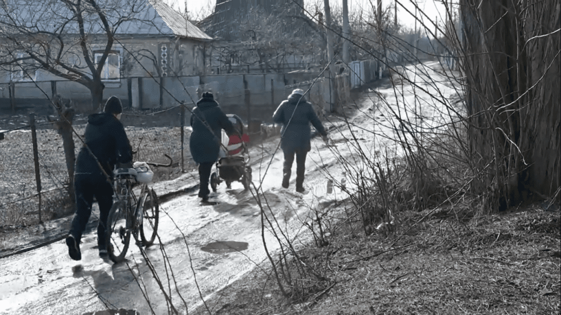 Горе-мать напилась и забыла коляску на улице