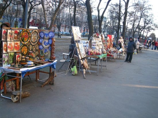 В Днепре на Аллее мастеров работает бедный художник