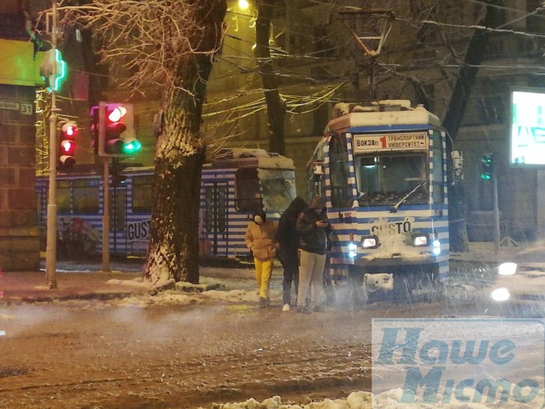 В Днепре возле Нагорного рынка сошел с рельсов 1-й трамвай (Фото)