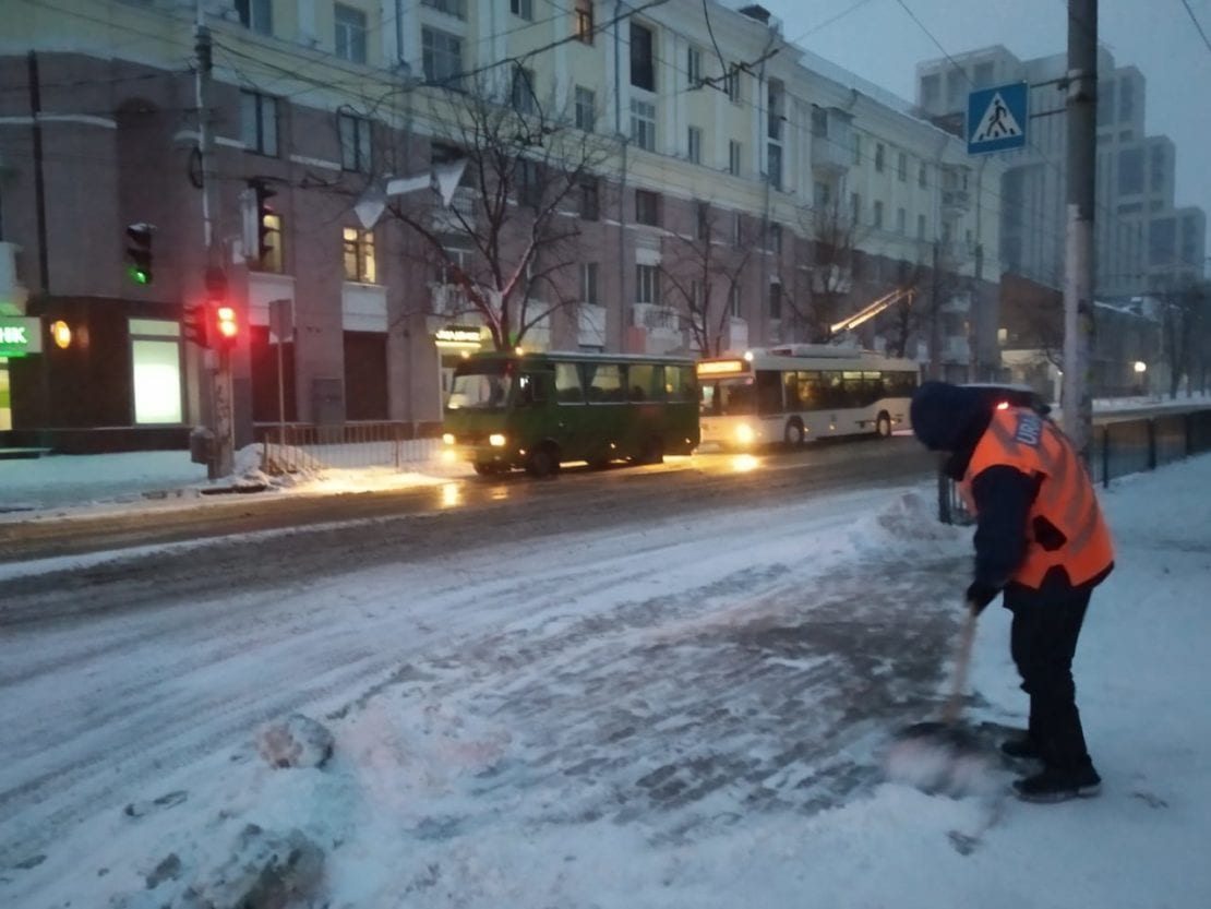 За ніч комунальники Дніпра висипали на дороги міста понад 800 тонн протиожеледної суміші