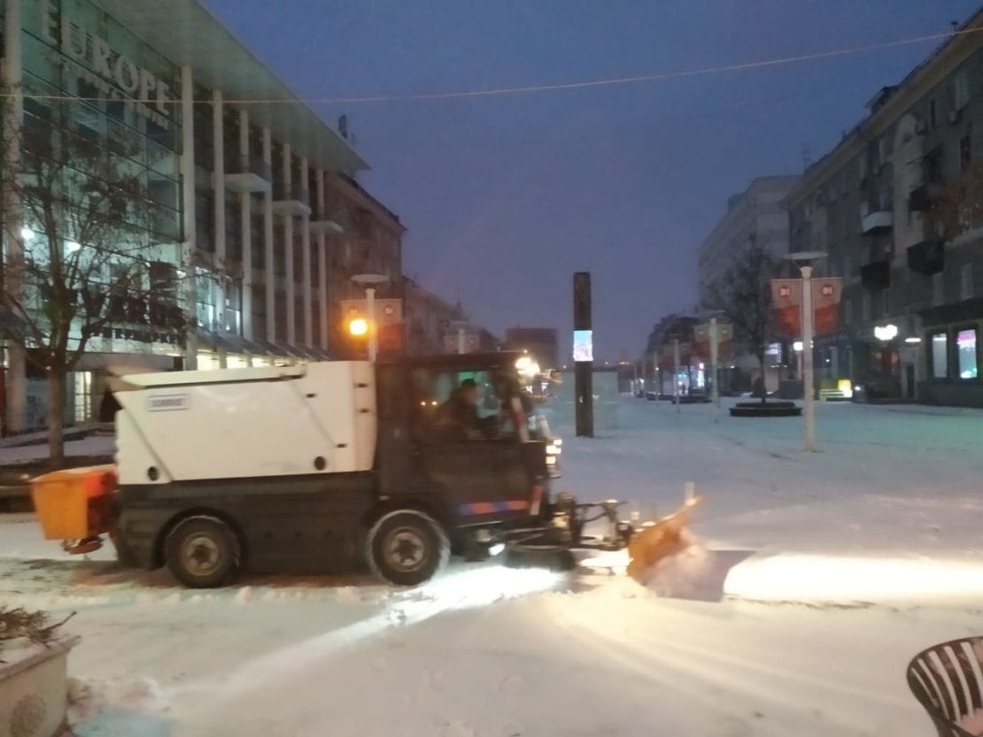 За ніч комунальники Дніпра висипали на дороги міста понад 800 тонн протиожеледної суміші