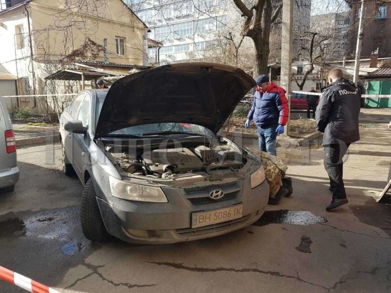 В Днепре прямо во дворе жилого дома взорвалось авто