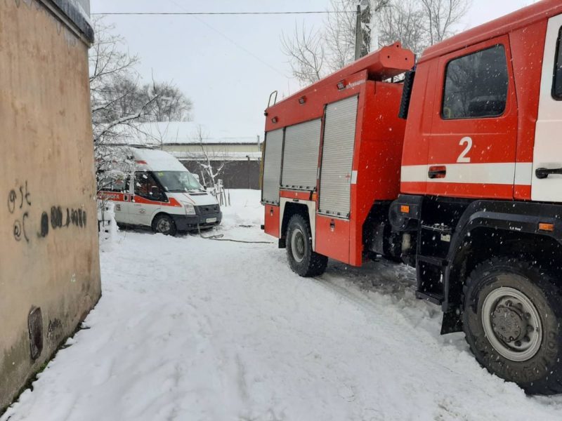 В Днепре скорую освободили со снежной ловушки