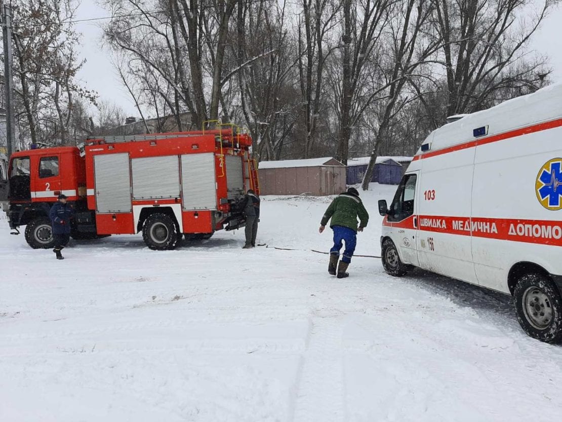 В Днепре скорую освободили со снежной ловушки