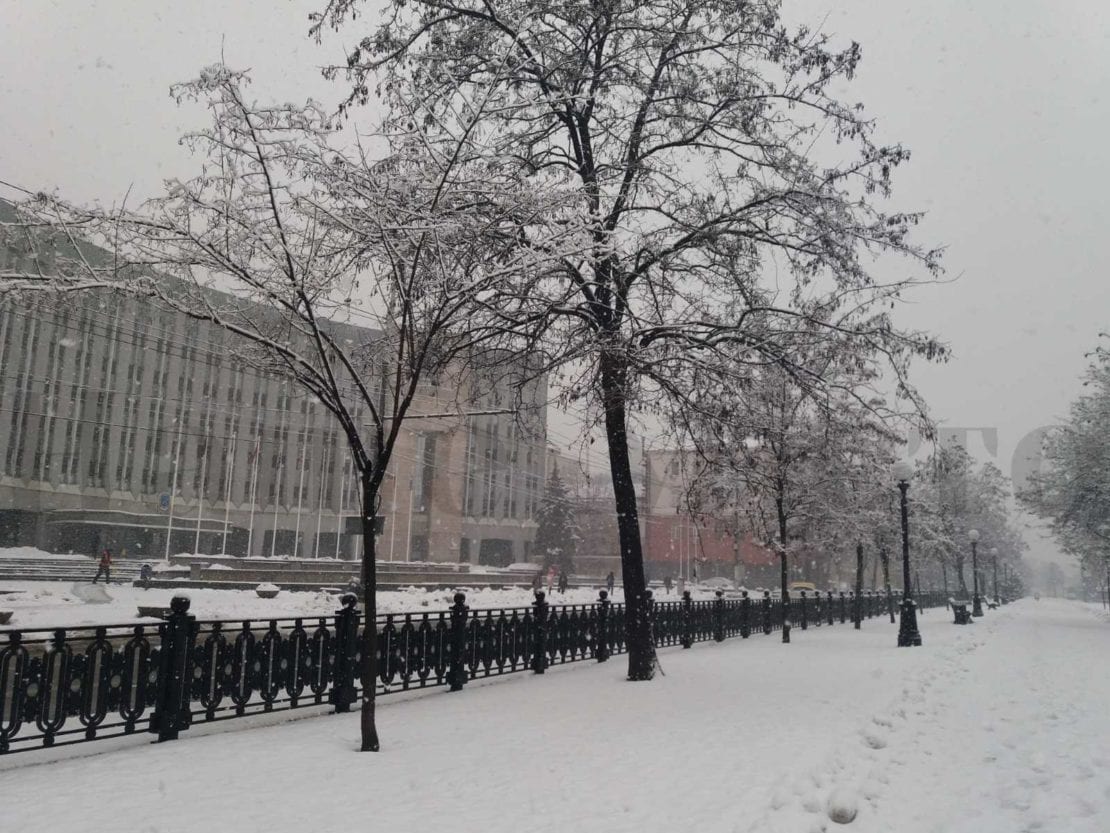 Город заметает второй день подряд (Фото)