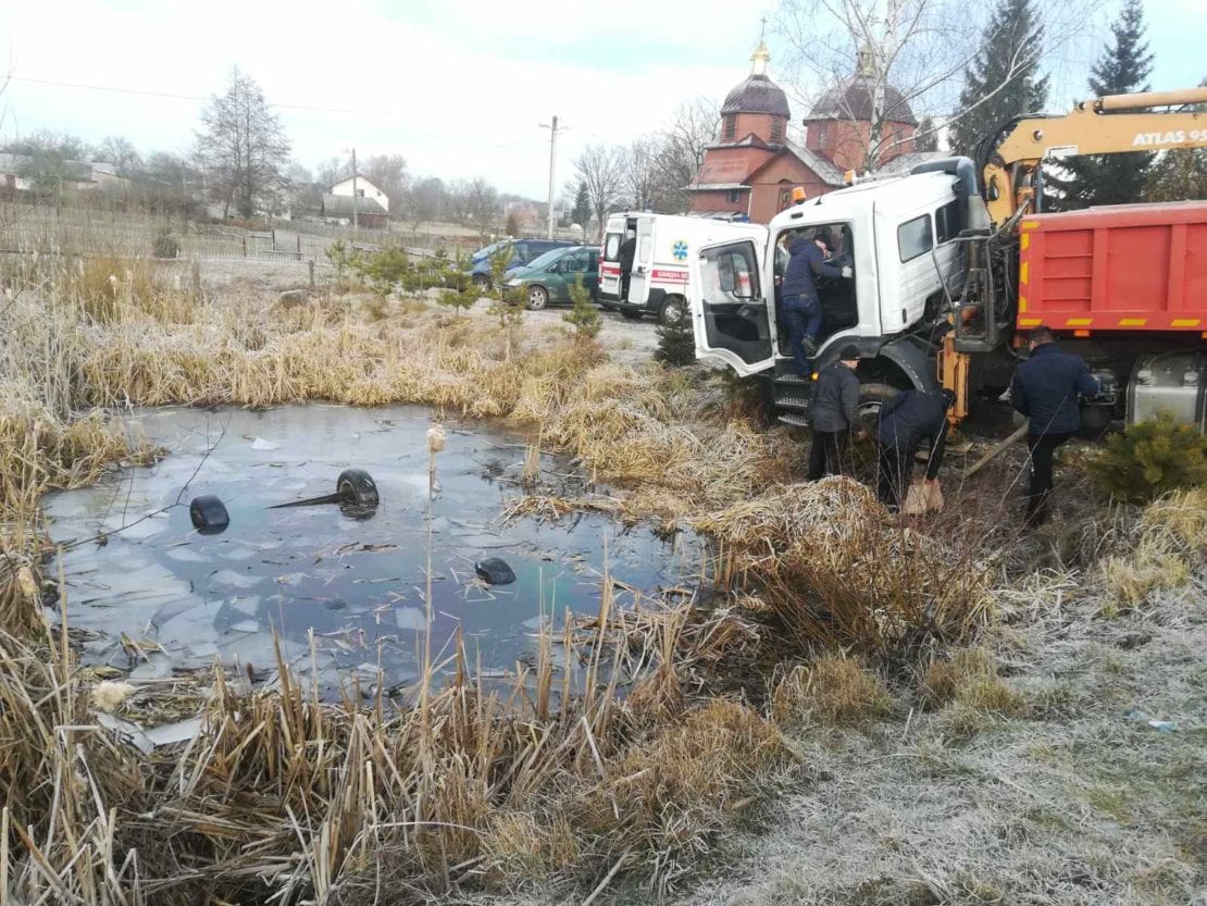 Жуткое ДТП: со дна озера вытащили авто с четырьмя трупами 