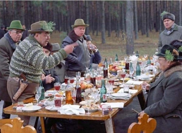 В Соцсети появилось редкое фото пьянки Леонида Брежнева на охоте