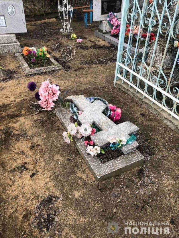 Надругались над памятью: лицеистки устроили погром на кладбище