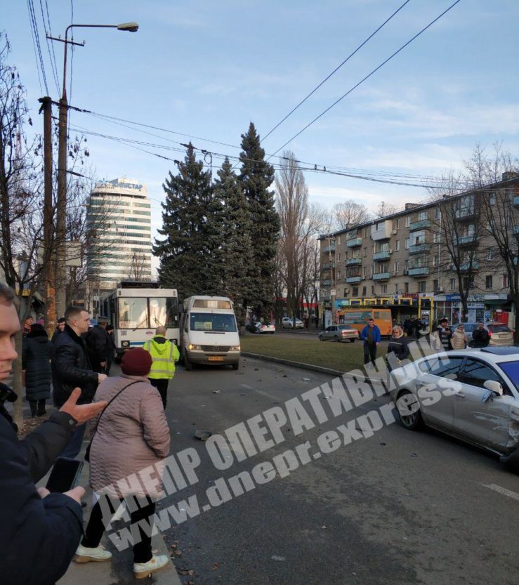 Тройное ДТП на пр. Гагарина в Днепре: движение парализовано