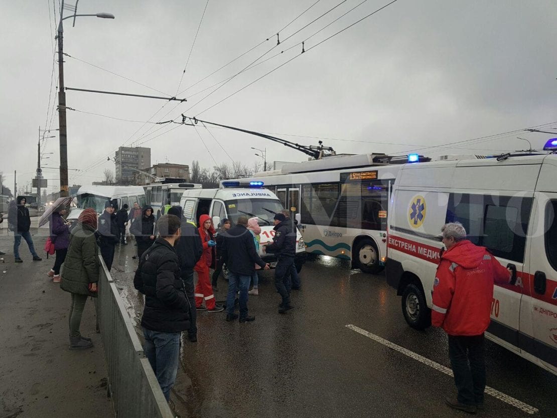 ДТП Днепр: маршрутка влетела в столб на пр. Слобожанский (Фото)